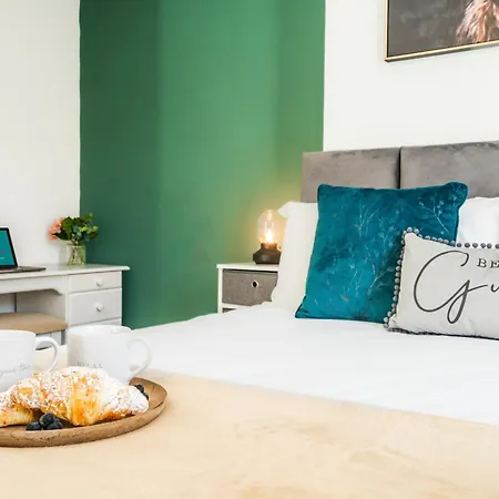 Сasa de vacaciones Entire House 3 Bathrooms Free Parking Not In The Caz Garden And Fast Wifi