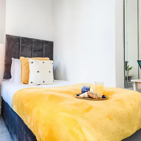 Сasa de vacaciones Entire House 3 Bathrooms Free Parking Not In The Caz Garden And Fast Wifi