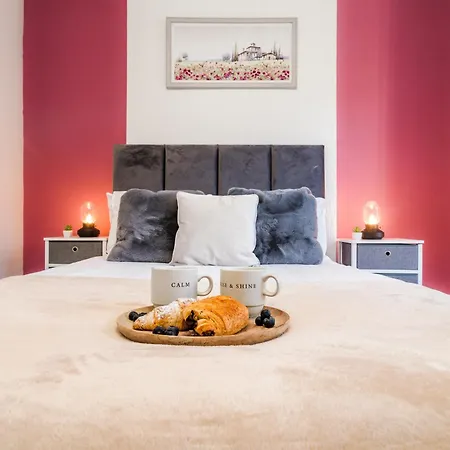 Сasa de vacaciones Entire House 3 Bathrooms Free Parking Not In The Caz Garden And Fast Wifi *