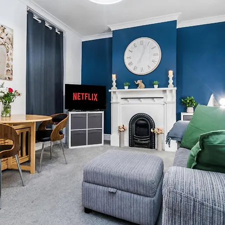 Entire House 3 Bathrooms Free Parking Not In The Caz Garden And Fast Wifi * Birmingam