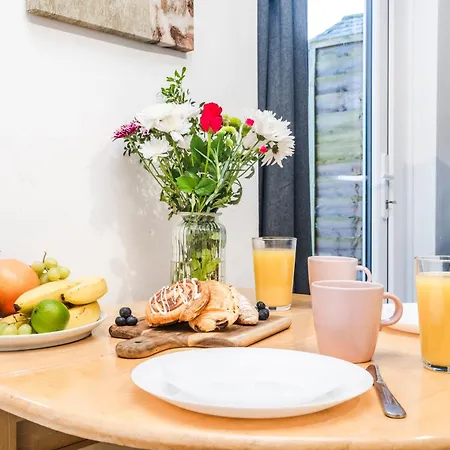 Сasa de vacaciones Entire House 3 Bathrooms Free Parking Not In The Caz Garden And Fast Wifi *