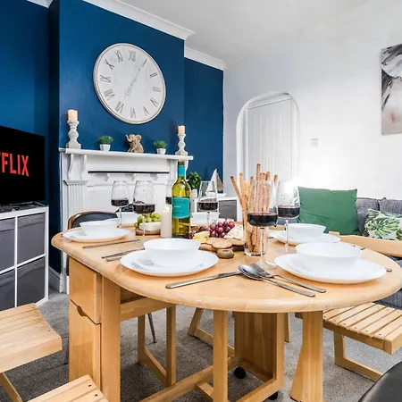 Entire House 3 Bathrooms Free Parking Not In The Caz Garden And Fast Wifi Birmingam